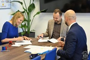 DOFINANSOWANIA NA INWESTYCJE W SOŁECTWACH - PODPISANIE UMÓW
