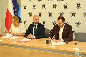 Podpisanie umowy na realizację projektów sołeckich dofinansowanych z budżetu Województwa Łódzkiego