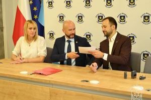 Podpisanie umowy na realizację projektów sołeckich dofinansowanych z budżetu Województwa Łódzkiego