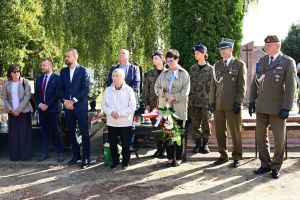 Odsłonięcie Tablicy Pamiątkowej na cmentarzu w Bratoszewicach poświęconej porucznikowi Adamowi Kłossowskiemu
