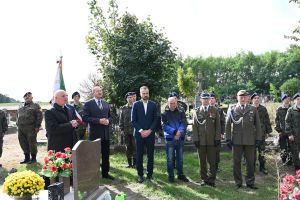 Odsłonięcie Tablicy Pamiątkowej na cmentarzu w Bratoszewicach poświęconej porucznikowi Adamowi Kłossowskiemu