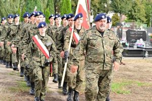 Odsłonięcie Tablicy Pamiątkowej na cmentarzu w Bratoszewicach poświęconej porucznikowi Adamowi Kłossowskiemu