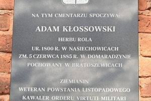 Odsłonięcie Tablicy Pamiątkowej na cmentarzu w Bratoszewicach poświęconej porucznikowi Adamowi Kłossowskiemu