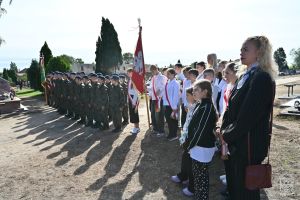 Odsłonięcie Tablicy Pamiątkowej na cmentarzu w Bratoszewicach poświęconej porucznikowi Adamowi Kłossowskiemu