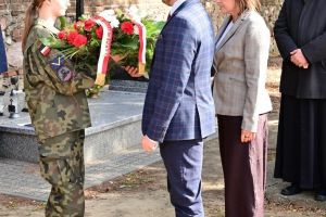 Odsłonięcie Tablicy Pamiątkowej na cmentarzu w Bratoszewicach poświęconej porucznikowi Adamowi Kłossowskiemu