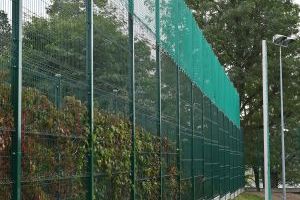 Modernizacja Orlika, podwyższenie ogrodzenia od strony bloków