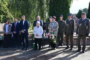 Odsłonięcie Tablicy Pamiątkowej na cmentarzu w Bratoszewicach poświęconej porucznikowi Adamowi Kłossowskiemu