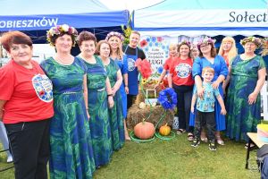 Koła Gospodyń Wiejskich i zespoły na Dożynkach Gminy Stryków w Swędowie 2025
