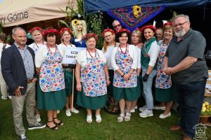 Koła Gospodyń Wiejskich i zespoły na Dożynkach Gminy Stryków w Swędowie 2025