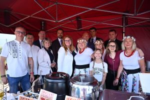 Koła Gospodyń Wiejskich i zespoły na Dożynkach Gminy Stryków w Swędowie 2025