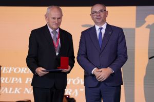 Gala wręczenia nagód IPN "Świadek historii", Dyrektor SP w Koźlu Jerzy Makowski, Zastępca Prezesa IPN  dr Mateusz Szpytma