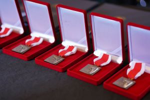 Gala wręczenia nagód IPN "Świadek historii", Dyrektor SP w Koźlu Jerzy Makowski, Zastępca Prezesa IPN  dr Mateusz Szpytma