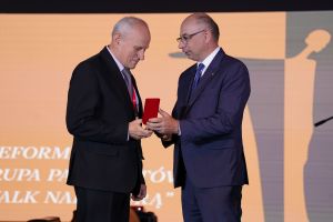 Gala wręczenia nagód IPN "Świadek historii", Dyrektor SP w Koźlu Jerzy Makowski, Zastępca Prezesa IPN  dr Mateusz Szpytma