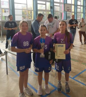 Mistrzynie Powiatu Zgierskiego w Badmintonie 2025 - SP Dobra: Zofia Tarkowska, Lilian Bedyk i Zuzanna Olczak
