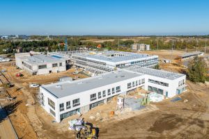 Zdjęcia z budowy Centrum Rozwoju Strykowa, październik 2025 - fot. Mirbud