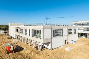 Zdjęcia z budowy Centrum Rozwoju Strykowa, październik 2025 - fot. Mirbud