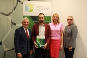 Jerzy Kaczmarek Zastępca Prezesa Zarządu WFOŚiGW w Łodzi, Piotr Ślęzak Burmistrz Strykowa oraz Iwona Stańczyk Skarbnik...