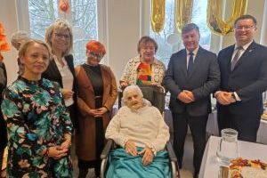 Setne urodziny Pani Krystyny, pochodzącej z gminy Stryków mieszkanki DPS w Głownie.