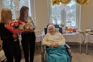 Setne urodziny Pani Krystyny, pochodzącej z gminy Stryków mieszkanki DPS w Głownie.