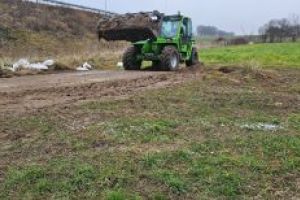 Usuwanie nielegalnie wyrzuconych świetlówek w Anielinie