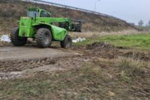 Usuwanie nielegalnie wyrzuconych świetlówek w Anielinie