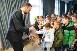Uczniowie SP 2 z przedświąteczną wizytą u Burmistrza Strykowa