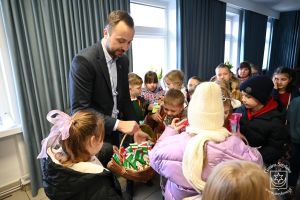 Uczniowie SP 2 z przedświąteczną wizytą u Burmistrza Strykowa