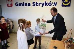 Uczniowie SP 2 z przedświąteczną wizytą u Burmistrza Strykowa