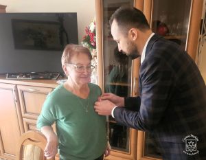 Złote Gody. Burmistrz Piotr Ślęzak dekoruje medalem Janinę Pawłowską.