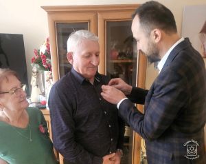 Złote Gody. Burmistrz Piotr Ślęzak dekoruje medalem Henryka Pawłowskiego.