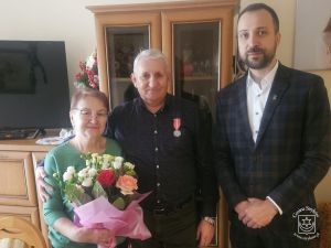Złote Gody. Jubilaci Janina i Henryk Pawłowscy ze Strykowa, Burmistrz Piotr Ślęzak