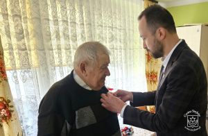 Złote Gody. Burmistrz Piotr Ślęzak dekoruje medalem Kazimierza Kowalskiego.