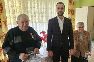 Złote Gody. Państwo Grażyna i Kazimierz Kowalscy z Niesułkowa, Burmistrz Piotr Ślęzak