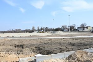 Budowa boiska wielofunkcyjnego w ramach inwestycji Centrum Rozwoju Strykowa, marzec 2026