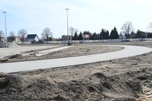 Budowa boiska wielofunkcyjnego w ramach inwestycji Centrum Rozwoju Strykowa, marzec 2026