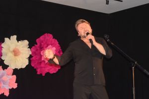 Koncert Michała Milowicza w Domu Kultury w Niesułkowie z okazji Dnia Kobiet