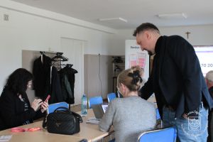 Zajęcia "Polub się z telefonem" w ramach Strykowskiej Akademii Seniora