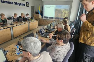Zajęcia "Polub się z komputerem" w ramach Strykowskiej Akademii Seniora