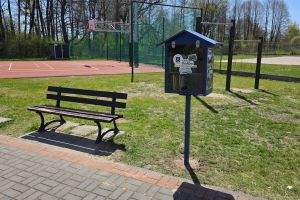 Budka wędrującej książki w Niesułkowie Kolonia