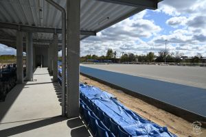 Budowa boiska wielofunkcyjnego w ramach inwestycji Centrum Rozwoju Strykowa, kwiecień 2026