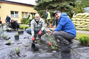 Nasadzenia w SP Dobra w ramach akcji "Odpowiedzialne SEGRO"