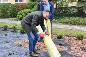 Nasadzenia w SP Dobra w ramach akcji "Odpowiedzialne SEGRO"