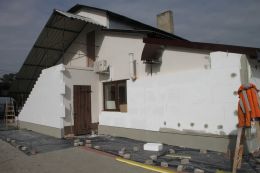 Budynek Świetlicy Wiejskiej we Wrzasku w trakcie termomodernizacji