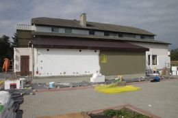 Budynek Świetlicy Wiejskiej we Wrzasku w trakcie termomodernizacji