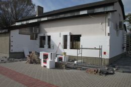 Budynek Świetlicy Wiejskiej we Wrzasku w trakcie termomodernizacji