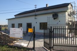 Budynek Świetlicy Wiejskiej we Wrzasku w trakcie termomodernizacji