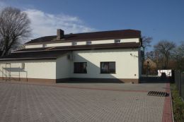 Budynek Świetlicy Wiejskiej we Wrzasku w trakcie termomodernizacji