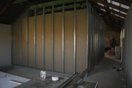 Budynek Świetlicy Wiejskiej we Wrzasku w trakcie termomodernizacji