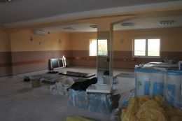 Budynek Świetlicy Wiejskiej we Wrzasku w trakcie termomodernizacji