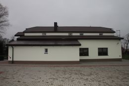 Budynek Świetlicy Wiejskiej we Wrzasku w trakcie termomodernizacji